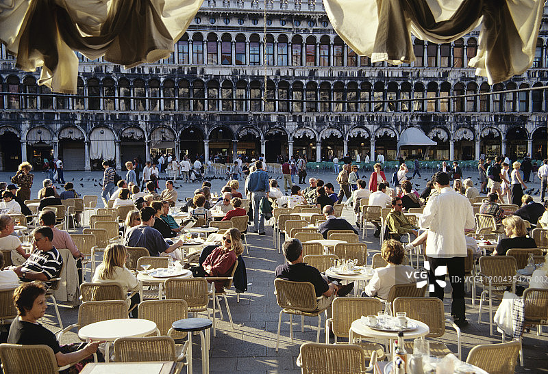 意大利，威尼托，威尼斯，圣马可广场，人们坐在咖啡馆图片素材