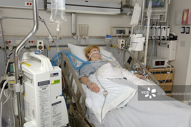 重症监护病房使用呼吸机的成熟女性患者图片素材