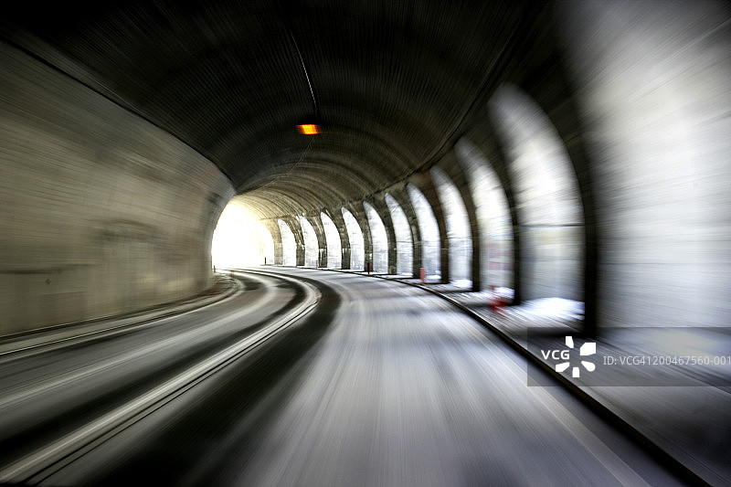道路隧道，(模糊运动)图片素材