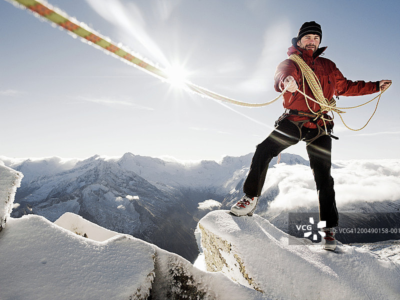 奥地利，泰罗尔，Hintertux冰川，登山家带绳子(镜头光晕)图片素材