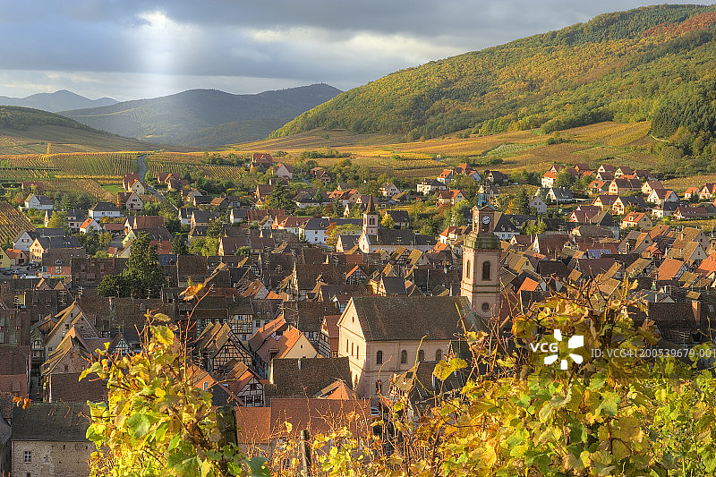 法国，Riquewihr，城镇屋顶，高架景观图片素材
