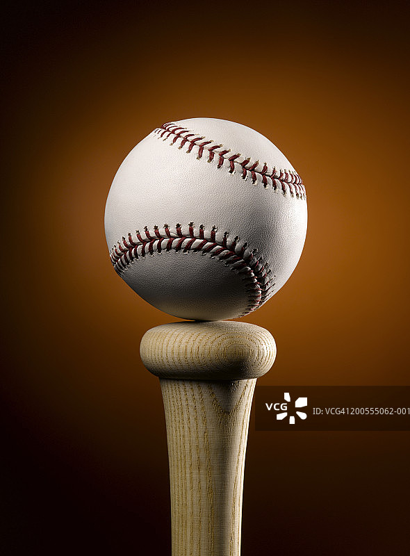 特写，棒球在球棒上保持平衡图片素材