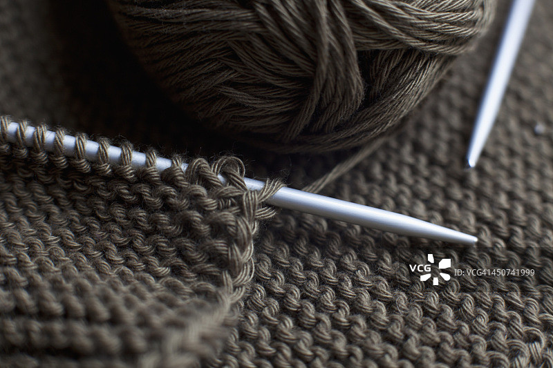 一副编织针，编织和一团纱线，全框架图片素材