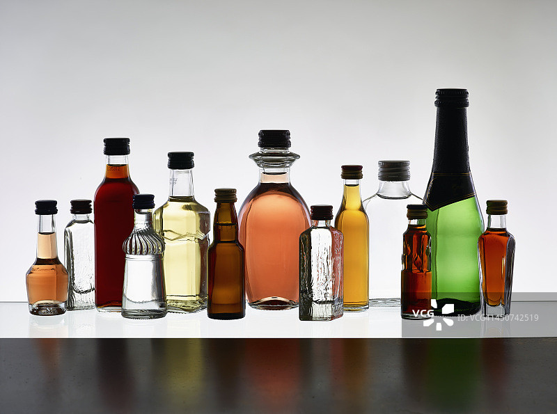 一组不同的微型酒精瓶没有标签，背光图片素材