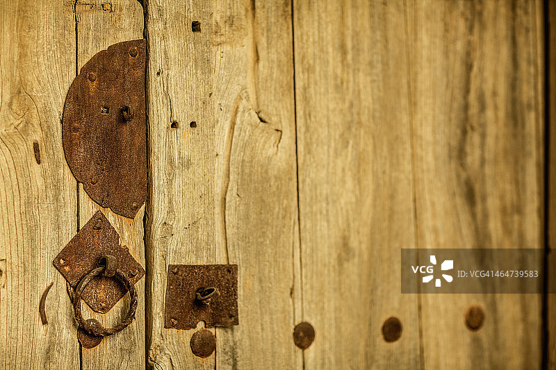 木制门上的金属锁和把手，山西，中国图片素材