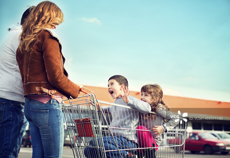 一家人兴高采烈地去超市。图片素材