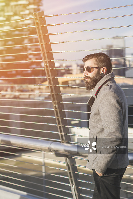 在米兰(意大利)的步行桥上，一个年轻人(时髦的风格)图片素材