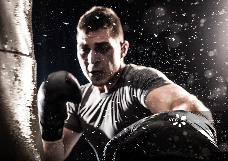 一个拳击手用镜头光晕朝摄像机猛击图片素材