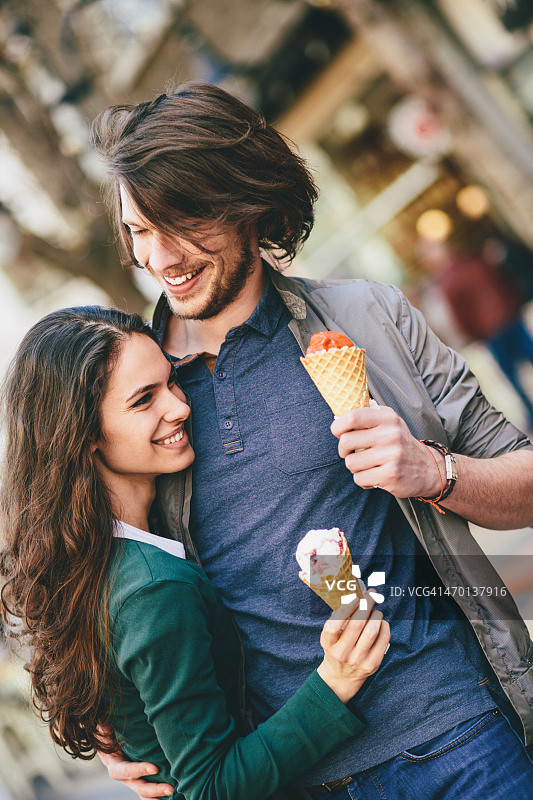 快乐的情侣，用冰淇淋逗你开心图片素材
