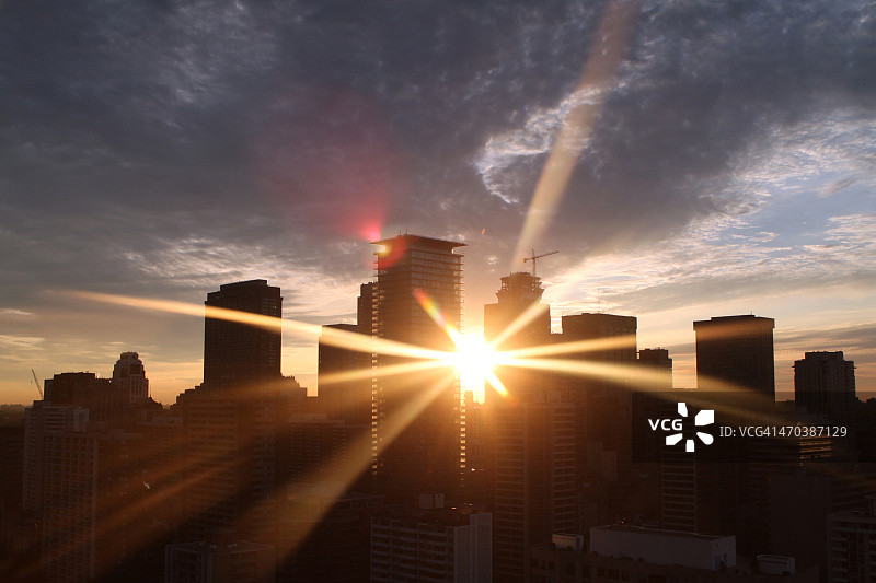 日落光线穿过多伦多的城市巨石阵图片素材