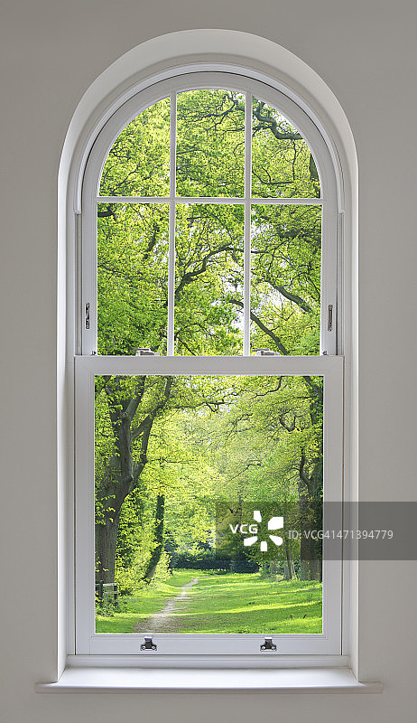 白色拱形窗户和公园景观图片素材