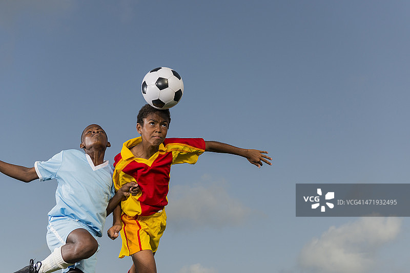 两个小男孩在踢足球图片素材