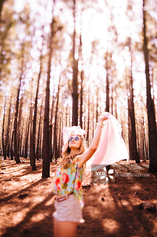 夏日森林里穿着布的波西米亚女孩图片素材