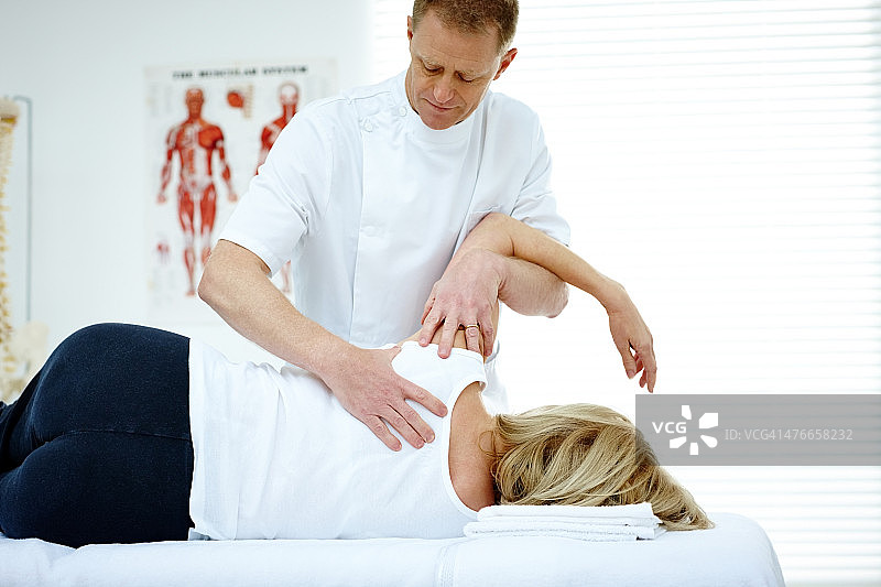 脊椎指压治疗病人的肩关节问题图片素材