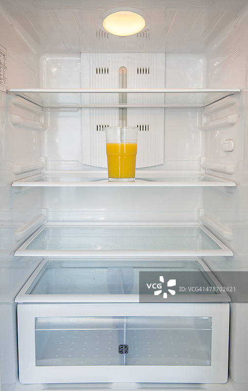 橙汁在冰箱里图片素材