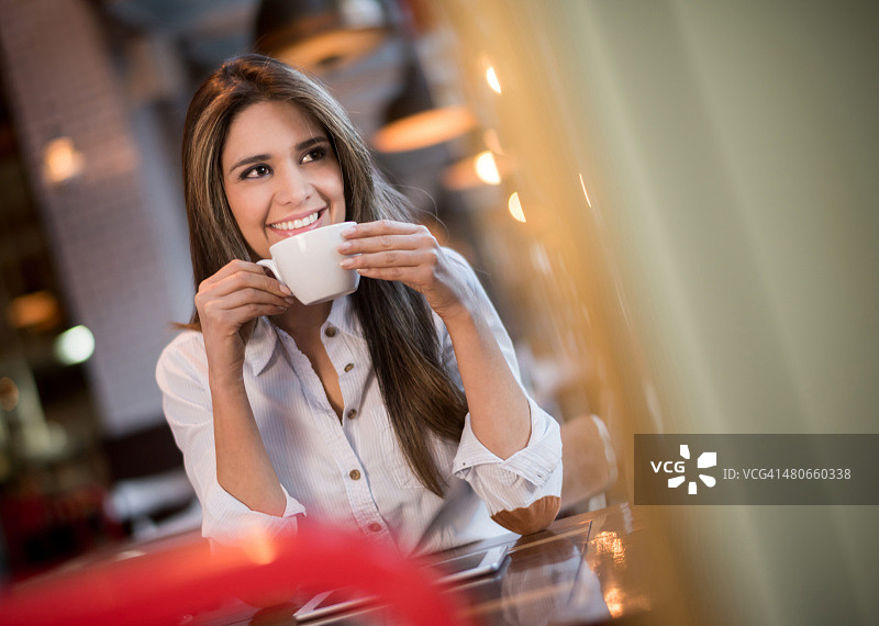 一个正在咖啡店喝咖啡的女人图片素材