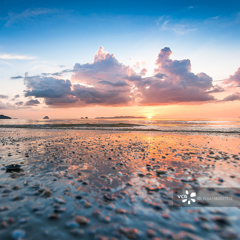 美丽的剪影日落在热带海域图片素材