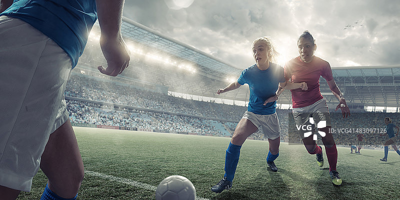 女子足球运动员在比赛中动作图片素材