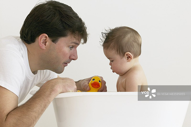 父亲洗澡宝贝图片素材