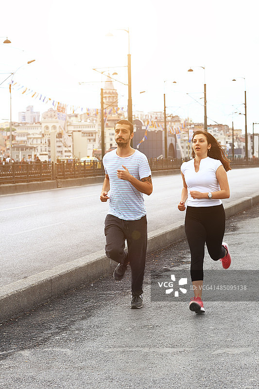 年轻夫妇慢跑在伊斯坦布尔，加拉塔桥…图片素材