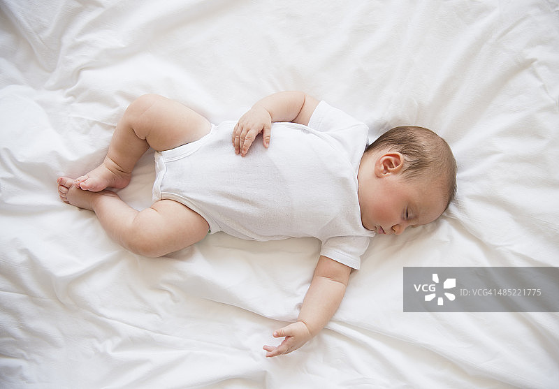 女婴(2-5个月)在床上睡觉图片素材