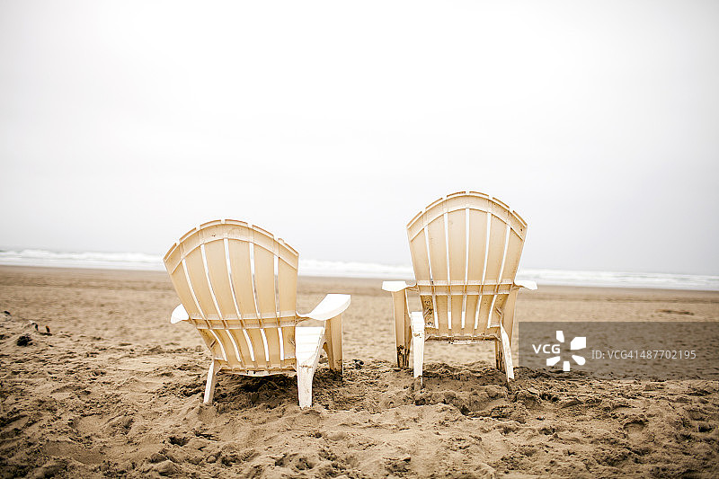 沙滩上空荡荡的草坪椅子图片素材