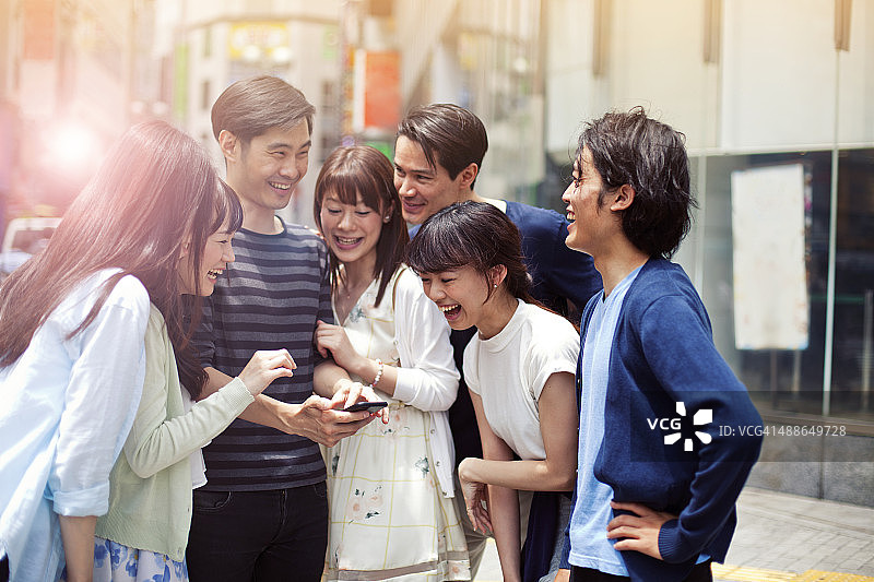 一群拥有智能手机的日本年轻人，东京涩谷。图片素材