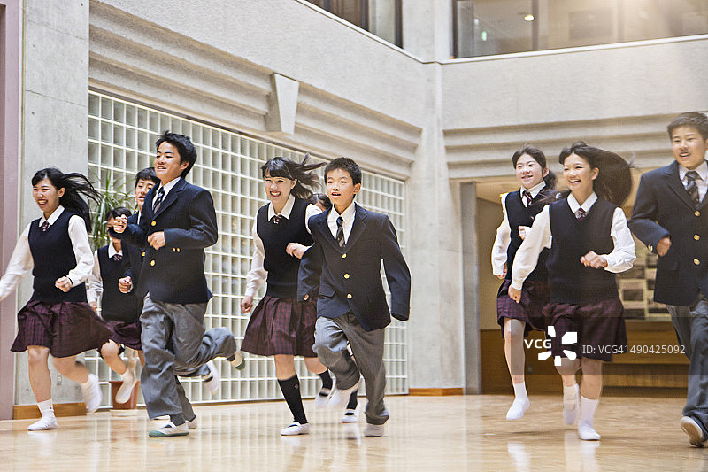 日本学生在学校走廊里跑步图片素材