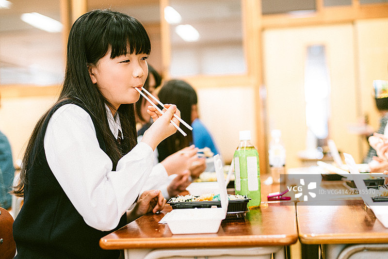 日本高中的午休时间图片素材