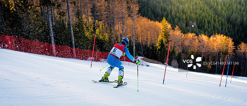 专业高山滑雪运动员后视图图片素材