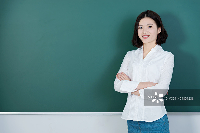 女老师站在黑板前图片素材