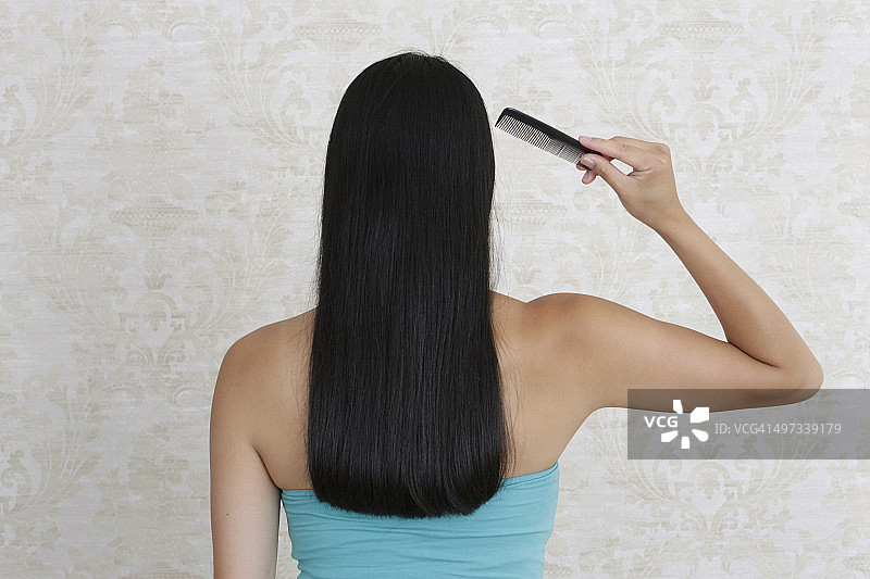 黑发女子梳头，后视镜图片素材