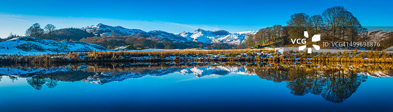 湖区白雪皑皑的朗代尔山脉反映在艾尔特水坎布里亚图片素材