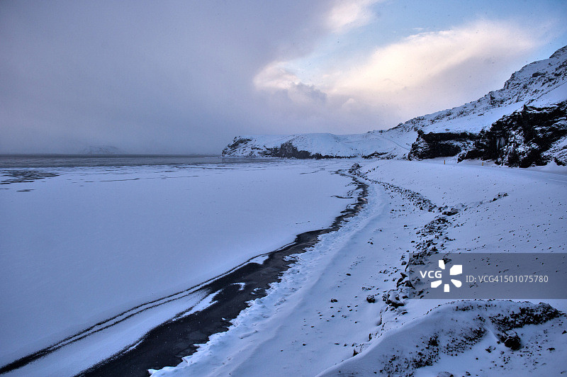 冰岛西南部雷克雅内斯半岛结冰的克莱法瓦特湖图片素材