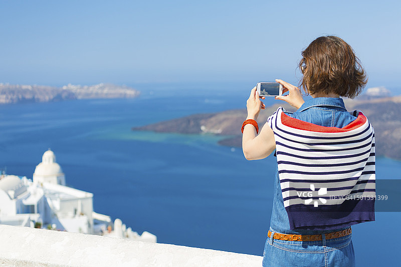 游客在希腊圣托里尼岛拍照。图片素材