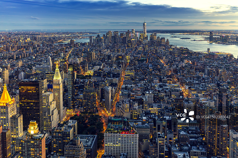 曼哈顿上空的蓝色时刻图片素材