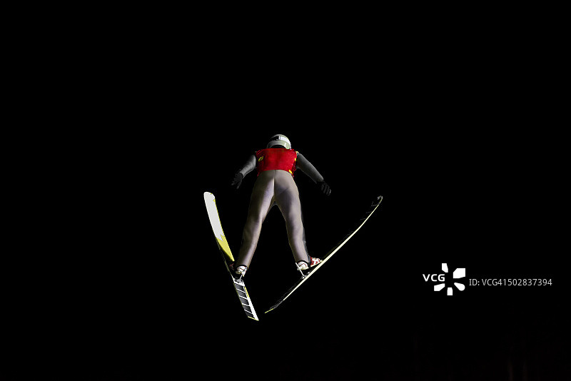 空中跳台滑雪的夜景图片素材