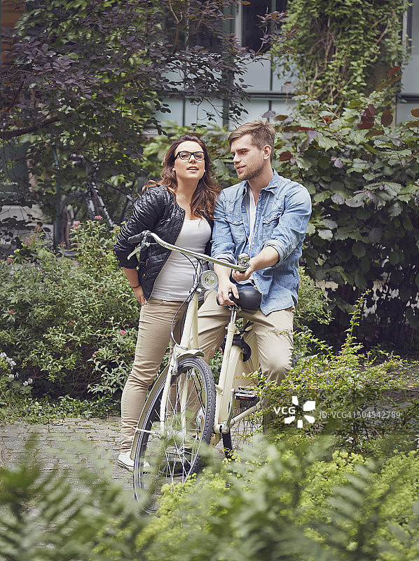 年轻夫妇骑自行车图片素材