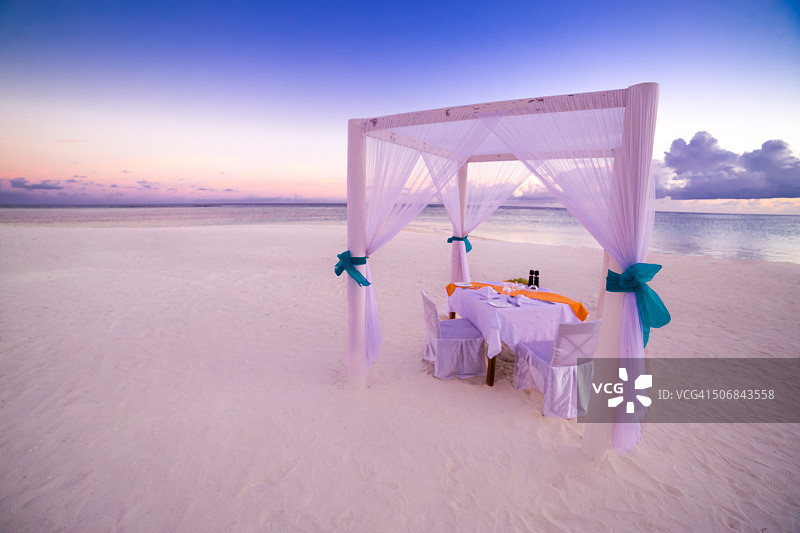 海滩上的浪漫晚餐图片素材