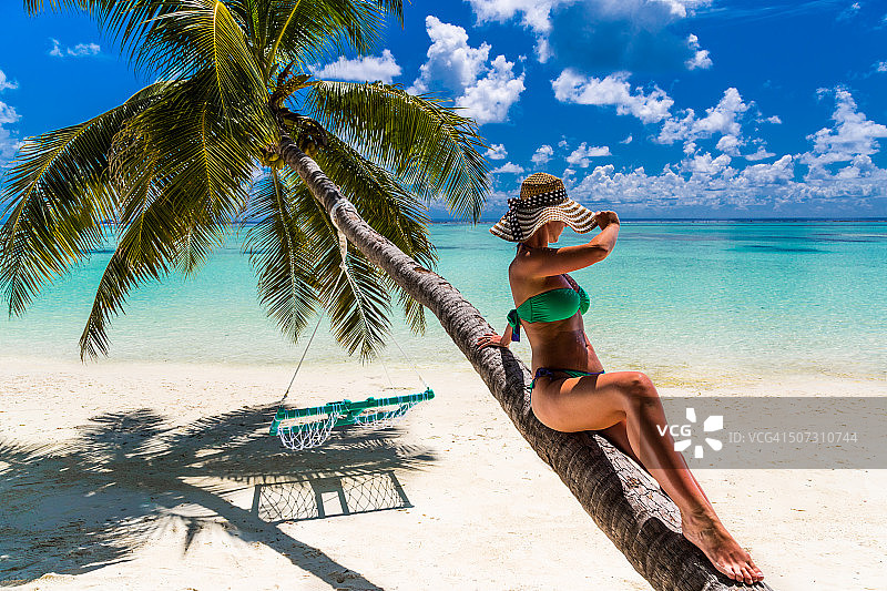 马尔代夫热带海滩上穿着比基尼的女人图片素材