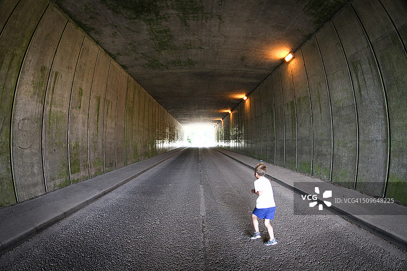 男孩在隧道图片素材