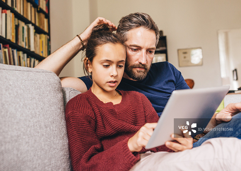 大胡子父亲和女儿在用平板电脑图片素材