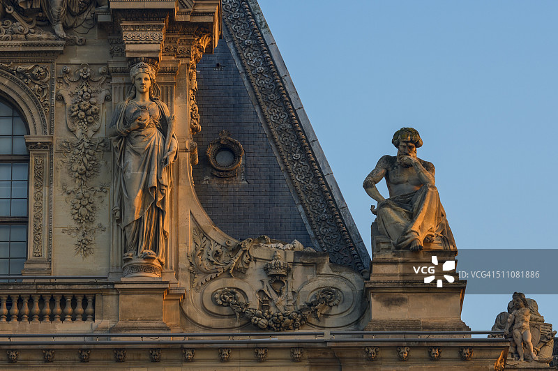 卢浮宫里的男人和女人图片素材