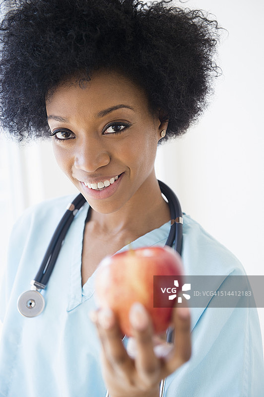 非裔美国护士拿着苹果图片素材