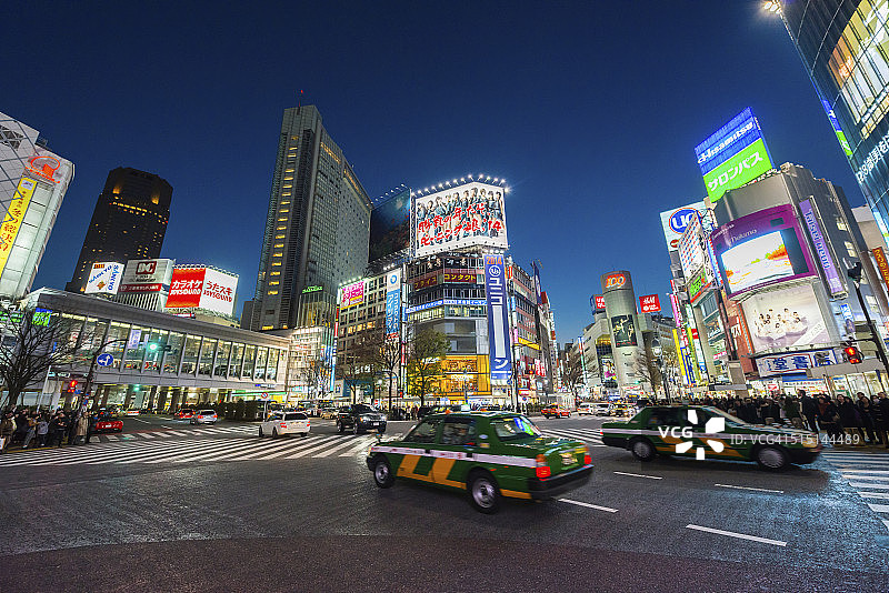 在未来的日本城市景观中，东京的霓虹灯夜照亮了拥挤的交通图片素材