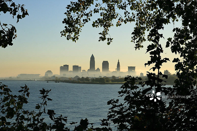 美国俄亥俄州克利夫兰市的晨雾。图片素材