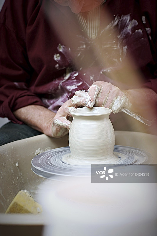 陶工的双手在塑造陶罐图片素材