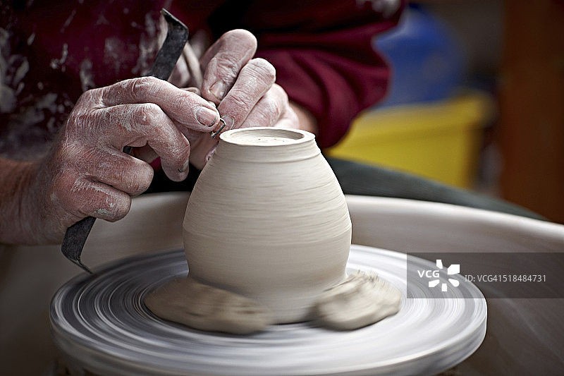在陶工轮上制作陶罐图片素材