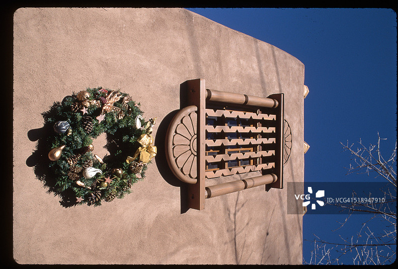 圣达菲酒店的圣诞花环图片素材