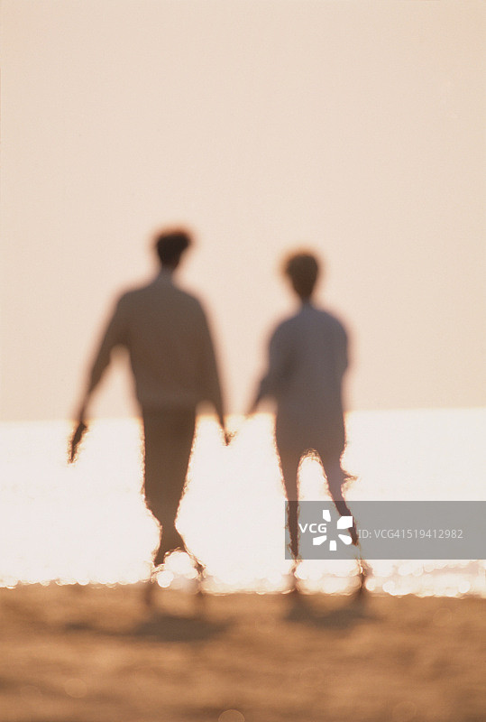 情侣在沙滩上散步图片素材